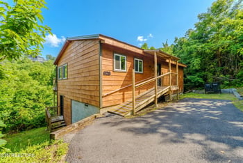 628 Pinecrest Dr, Gatlinburg, TN 37738