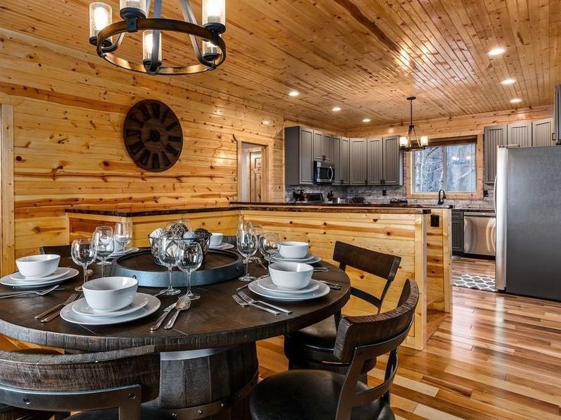 628 Wiley Oakley Dr, Gatlinburg, TN 37738
