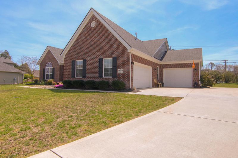 629 Granada Dr, Lenoir City, TN 37772