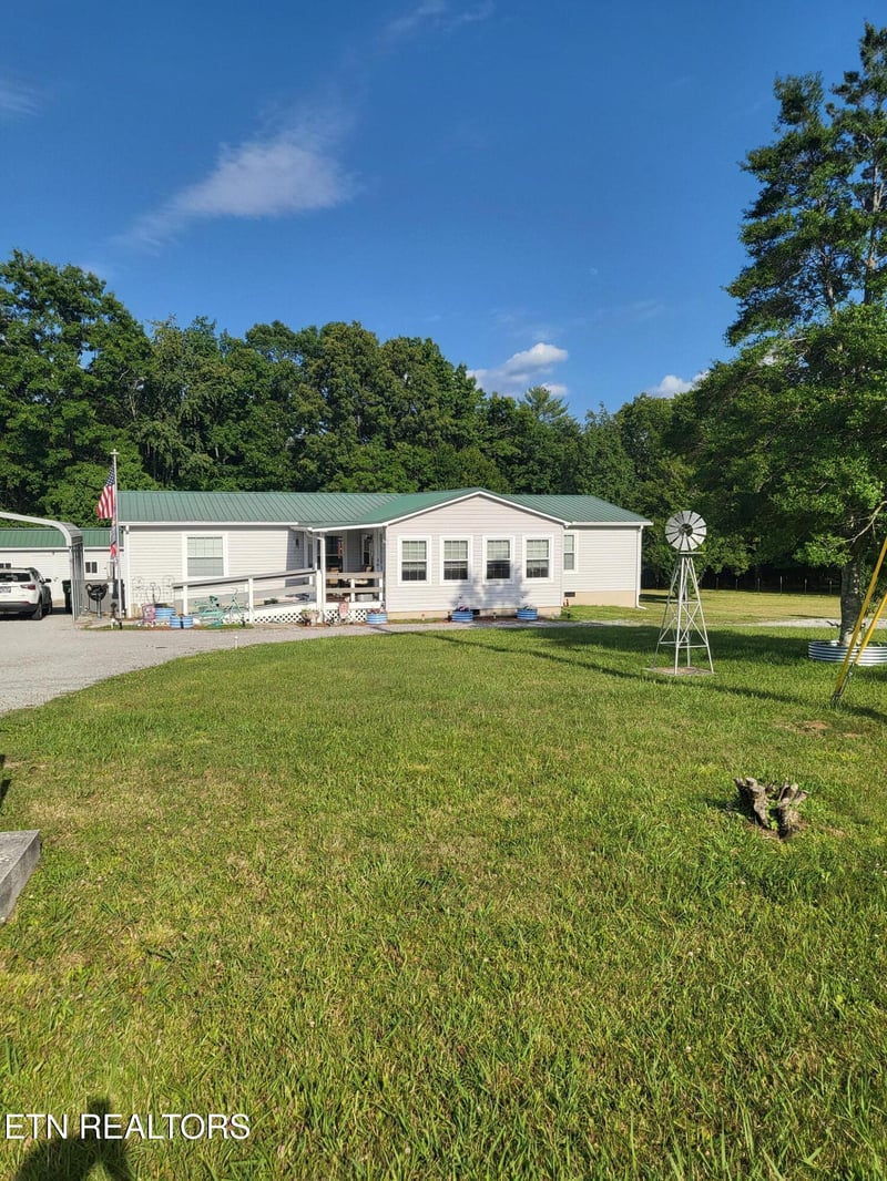 63 Cherry St, Crossville, TN 38572