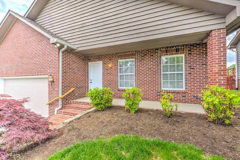 63 Riverview Dr, Oak Ridge, TN 37830