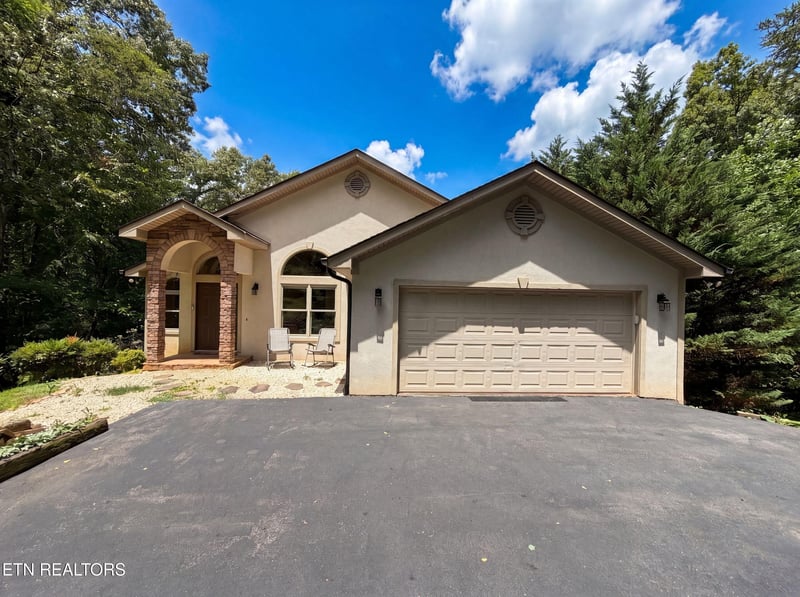 630 Rockhouse Rd, Kodak, TN 37764