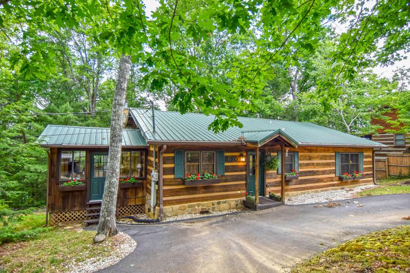 630 Sharon Dr, Pigeon Forge, TN 37863
