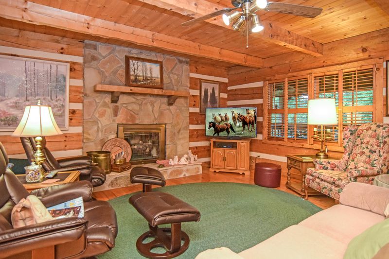 630 Sharon Dr, Pigeon Forge, TN 37863