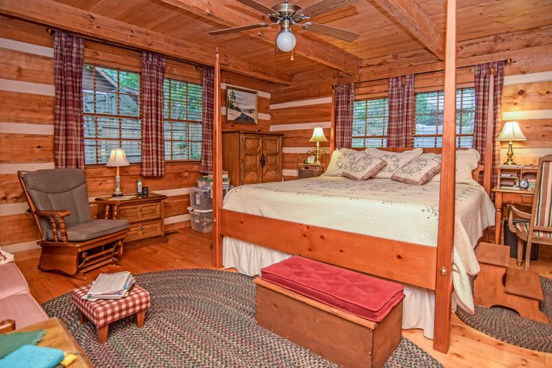 630 Sharon Dr, Pigeon Forge, TN 37863