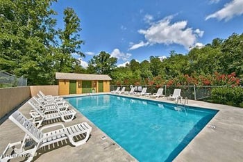 632 Oaks View Ct, Pigeon Forge, TN 37863
