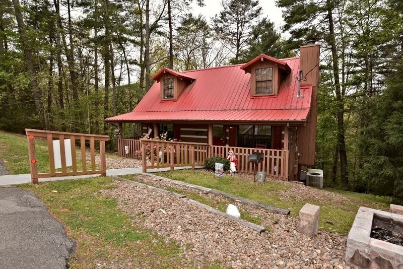 633 Oaks View Ct, Pigeon Forge, TN 37863