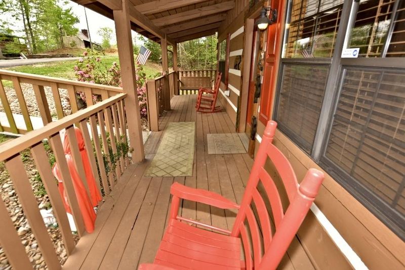 633 Oaks View Ct, Pigeon Forge, TN 37863