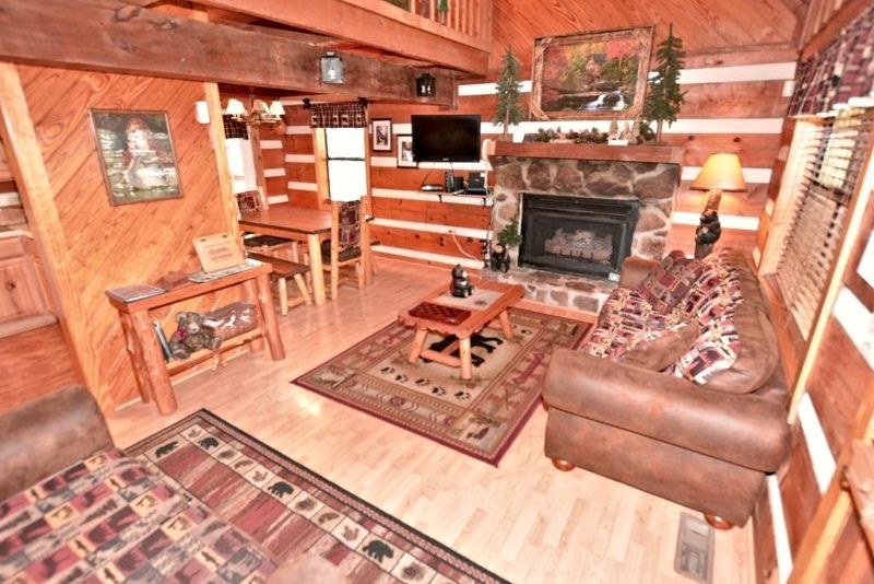 633 Oaks View Ct, Pigeon Forge, TN 37863