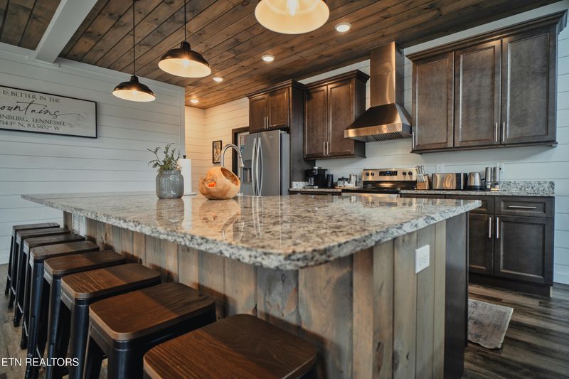 633 Pinecrest Dr, Gatlinburg, TN 37738