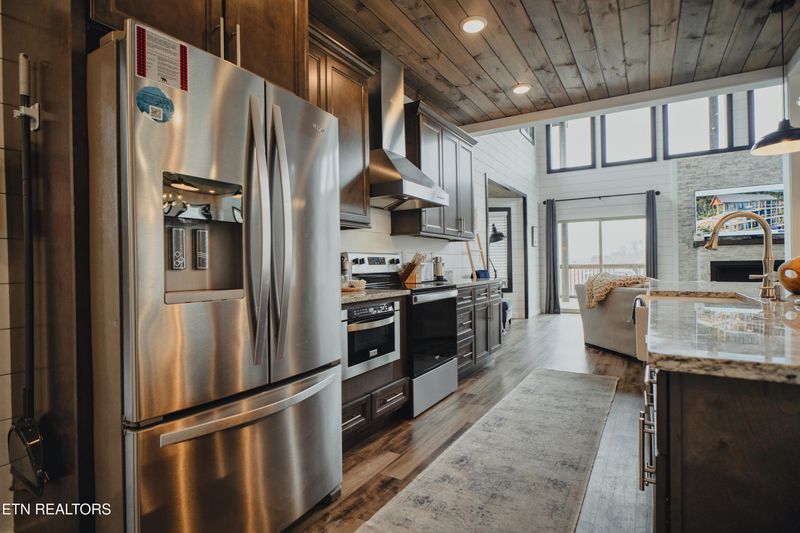 633 Pinecrest Dr, Gatlinburg, TN 37738