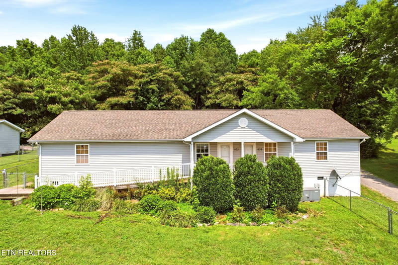 633 Russell Ave, Harriman, TN 37748