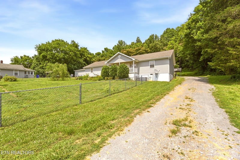 633 Russell Ave, Harriman, TN 37748