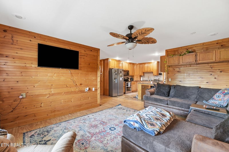 633 Russell Ave, Harriman, TN 37748