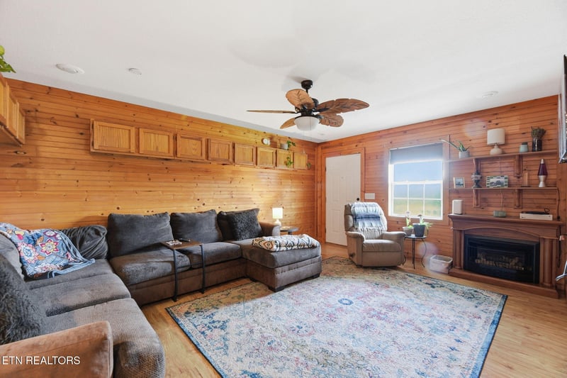 633 Russell Ave, Harriman, TN 37748