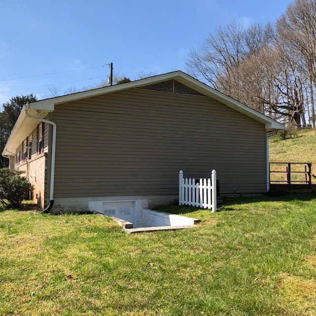 633 Sinking Springs Rd, Clinton, TN 37716