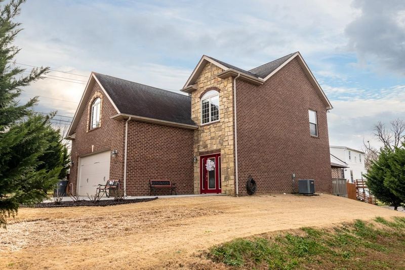 6331 Daisy Pointe Ln, Knoxville, TN 37920