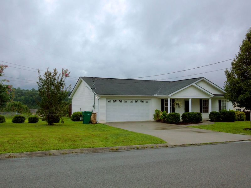 6331 Gary Moore Ln, Powell, TN 37849