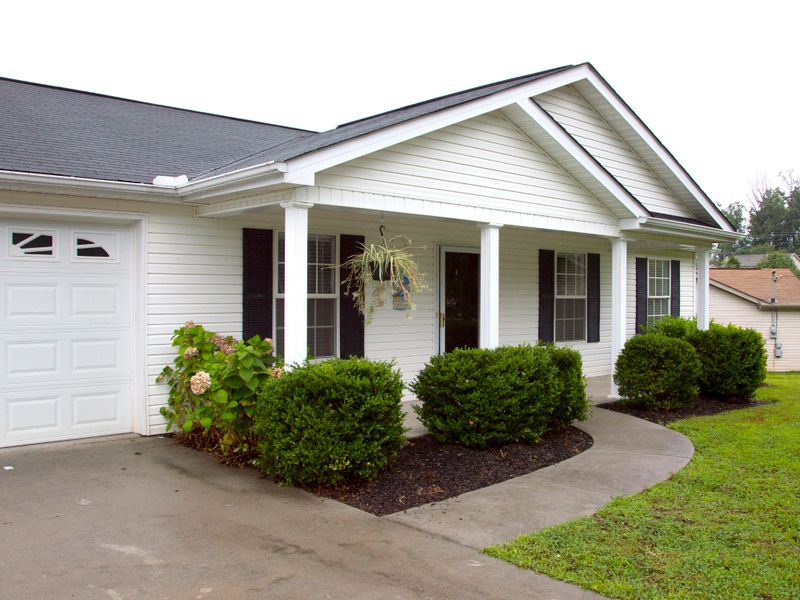 6331 Gary Moore Ln, Powell, TN 37849