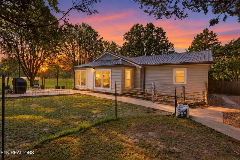 634 Johnson Rd, Oliver Springs, TN 37840