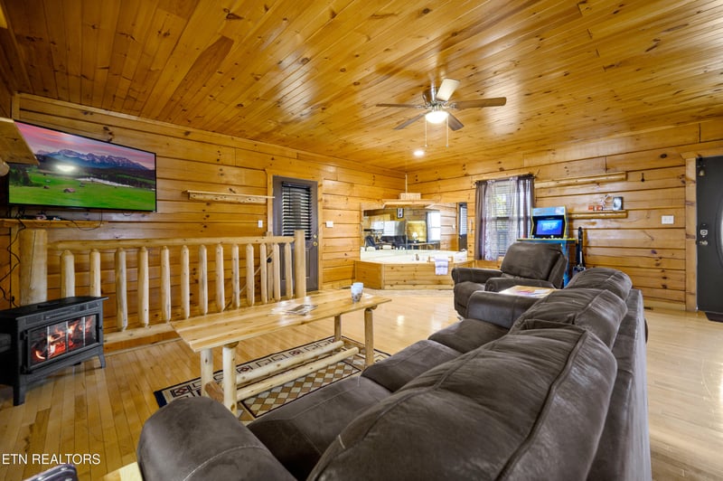 634 Magic Kingdom Ln, Sevierville, TN 37876