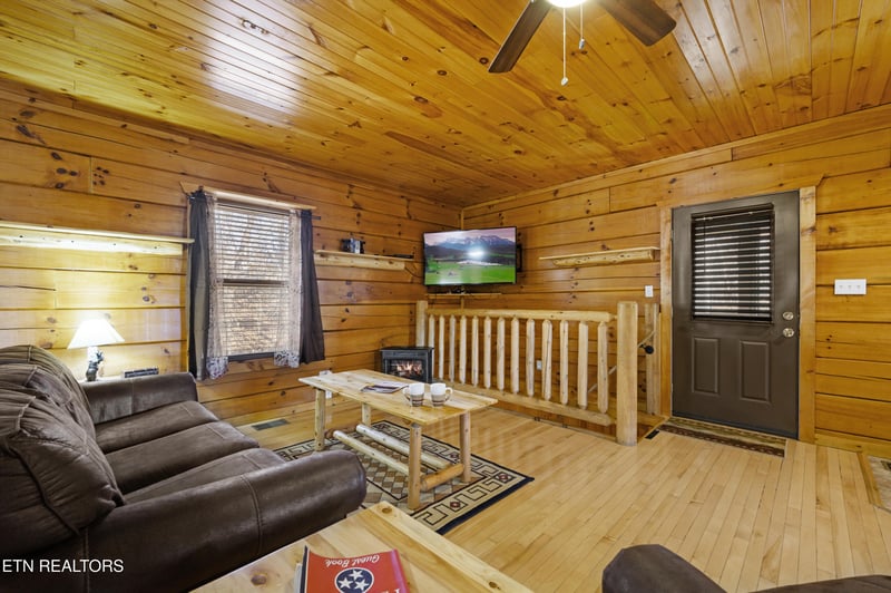 634 Magic Kingdom Ln, Sevierville, TN 37876