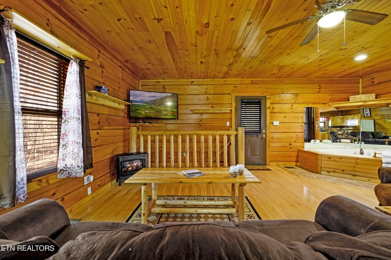 634 Magic Kingdom Ln, Sevierville, TN 37876