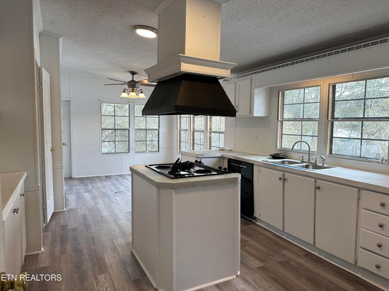 635 E Raccoon Valley Dr, Heiskell, TN 37754