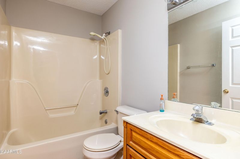 635 Farragut Commons Dr, Farragut, TN 37934