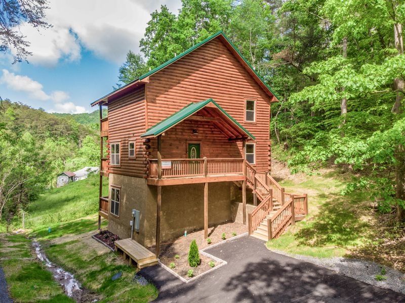 636 Chickasaw Gap Way, Pigeon Forge, TN 37863