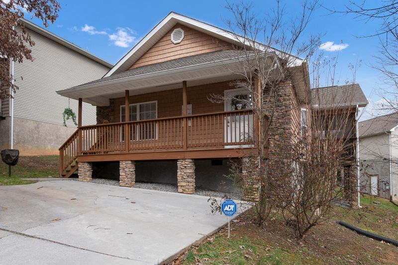 636 Lloyd Huskey Rd, Pigeon Forge, TN 37863