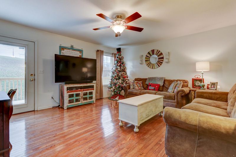 636 Pinecrest Rd, Jacksboro, TN 37757