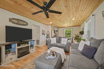 636 Robertsville Rd, Oak Ridge, TN 37830
