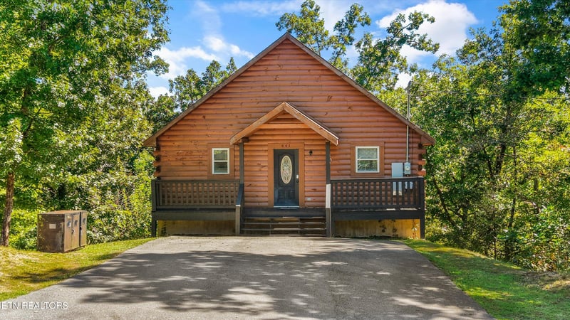 641 Country Oaks Dr, Pigeon Forge, TN 37863