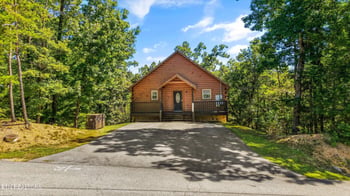 641 Country Oaks Dr, Pigeon Forge, TN 37863