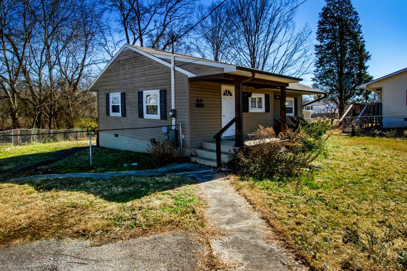641 W Outer Dr, Oak Ridge, TN 37830