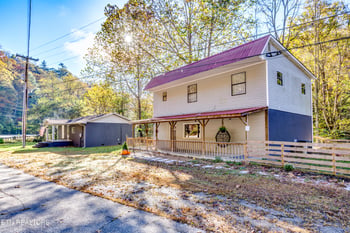 643 Airport Rd, Oakdale, TN 37829
