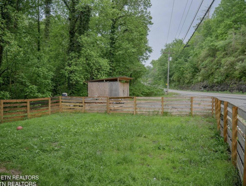 643 Airport Rd, Oakdale, TN 37829