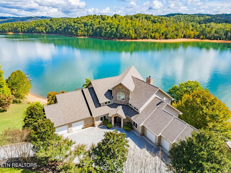 643 Crown Pointe Rd, Lafollette, TN 37766