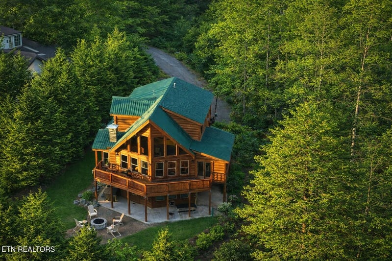 643 Forest Dr, Pigeon Forge, TN 37863
