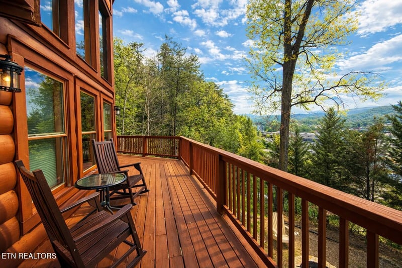 643 Forest Dr, Pigeon Forge, TN 37863