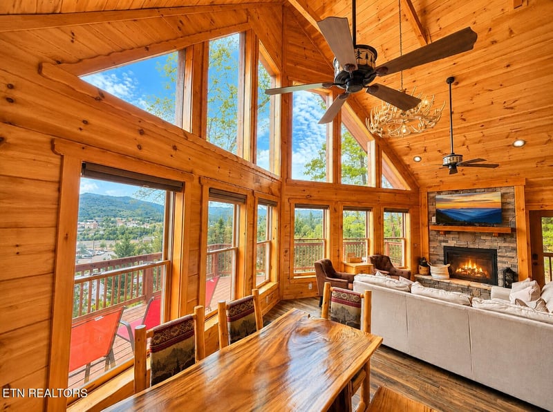 643 Forest Dr, Pigeon Forge, TN 37863