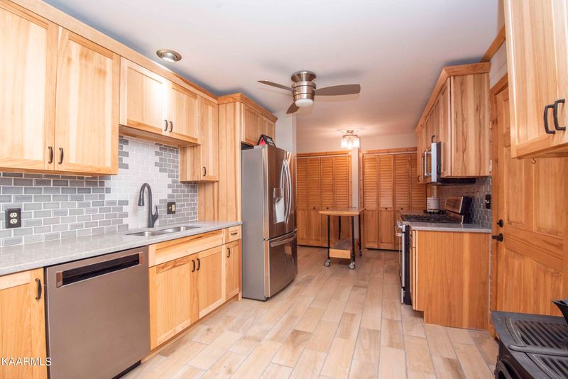 644 Emory River Rd, Harriman, TN 37748