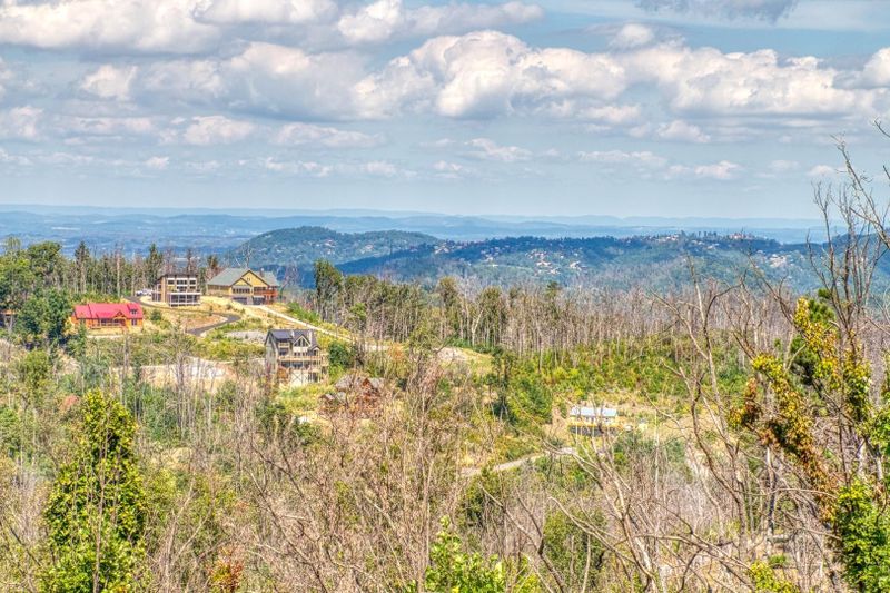 645 Wiley Oakley Dr, Gatlinburg, TN 37738