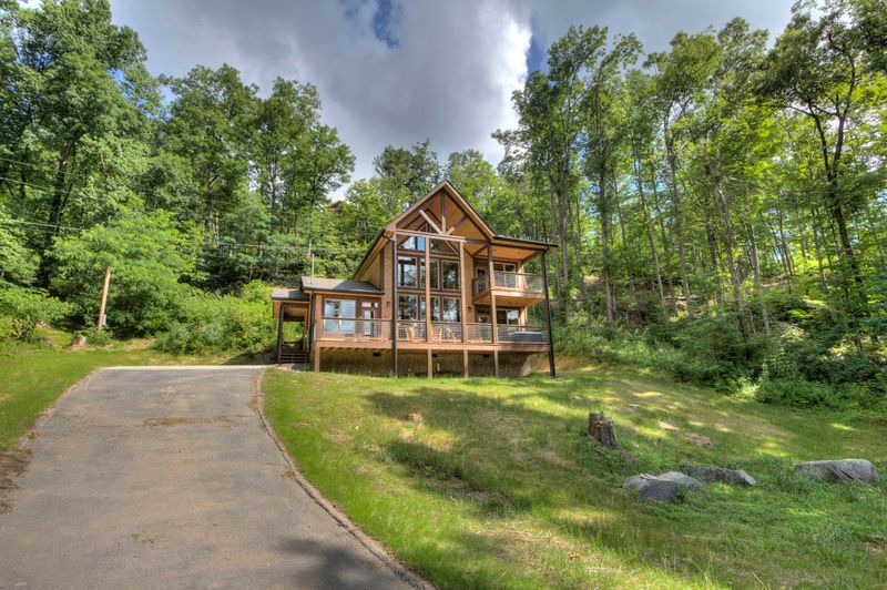 646 Picadilly Ln, Gatlinburg, TN 37738