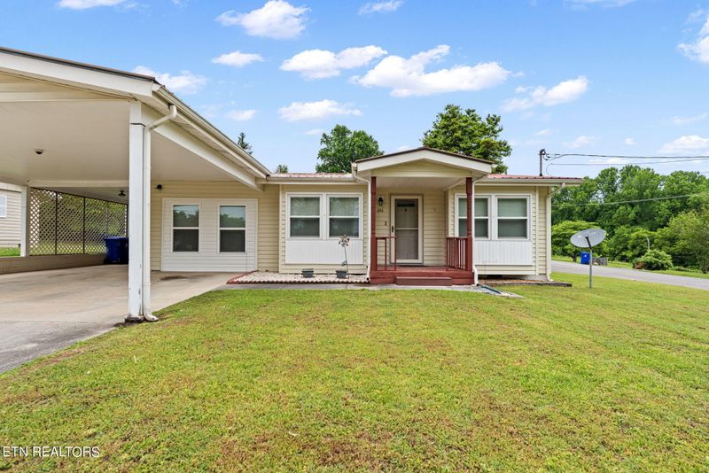 646 W Outer Dr, Oak Ridge, TN 37830