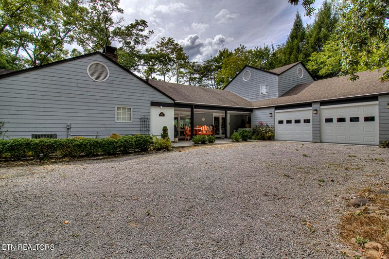 647 Forest Dr, Pigeon Forge, TN 37863