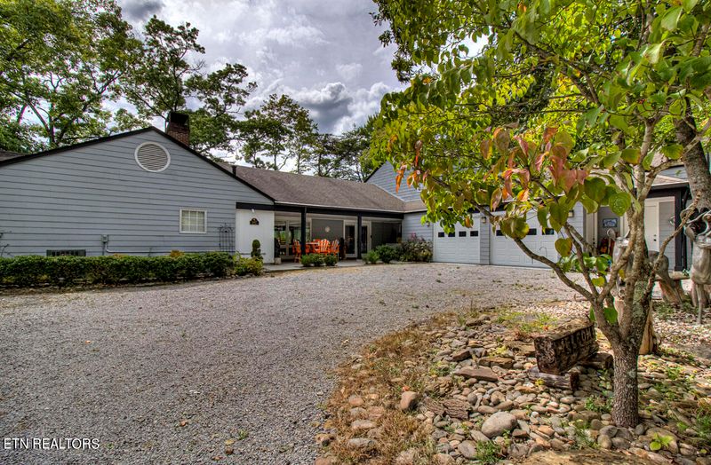 647 Forest Dr, Pigeon Forge, TN 37863