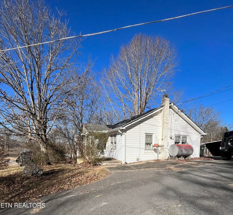 648 Middle Creek Rd, Sevierville, TN 37862