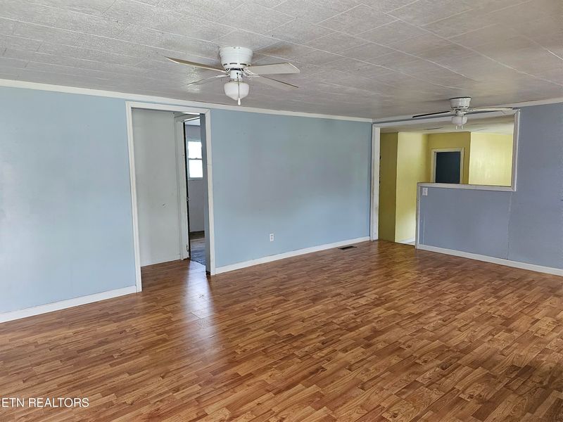 648 Poplar Ave, Jellico, TN 37762